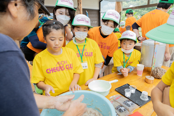 イベントに参加する子供の写真