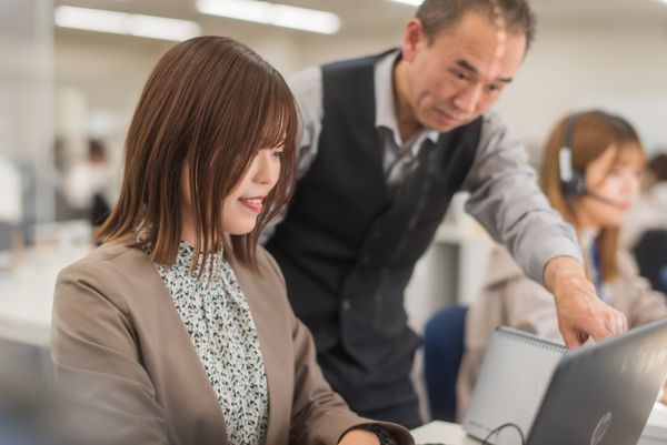 仕事をする女性の写真