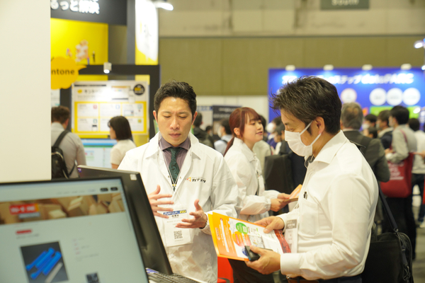 展示会で説明する様子の写真