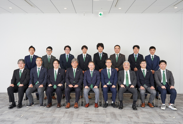 スーツ姿の集合写真