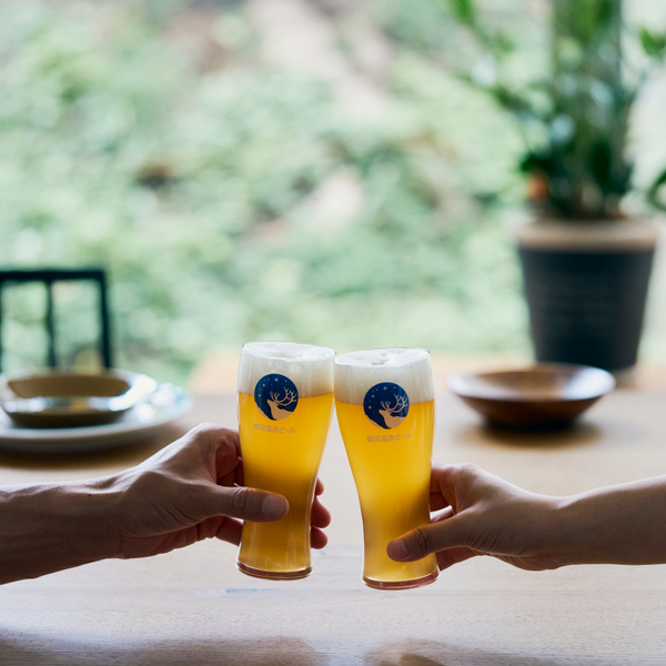 ビールで乾杯している写真