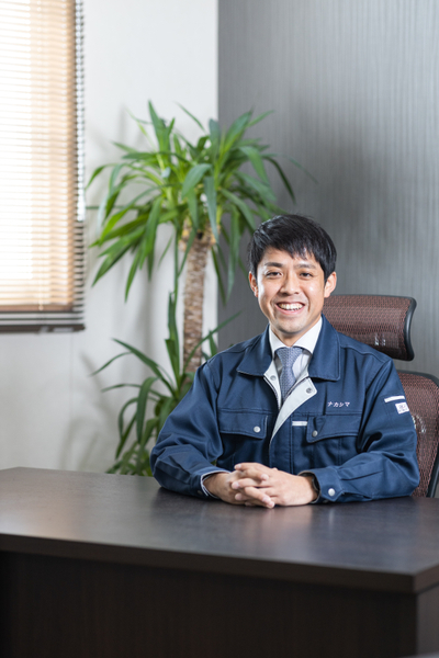 椅子に座る男性のポートレート