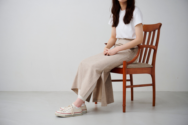 椅子に座ってファッションシュートをしている女性
