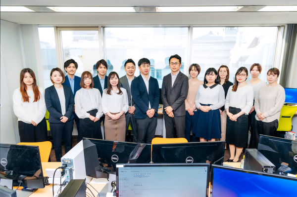 事務所のスタッフの集合写真